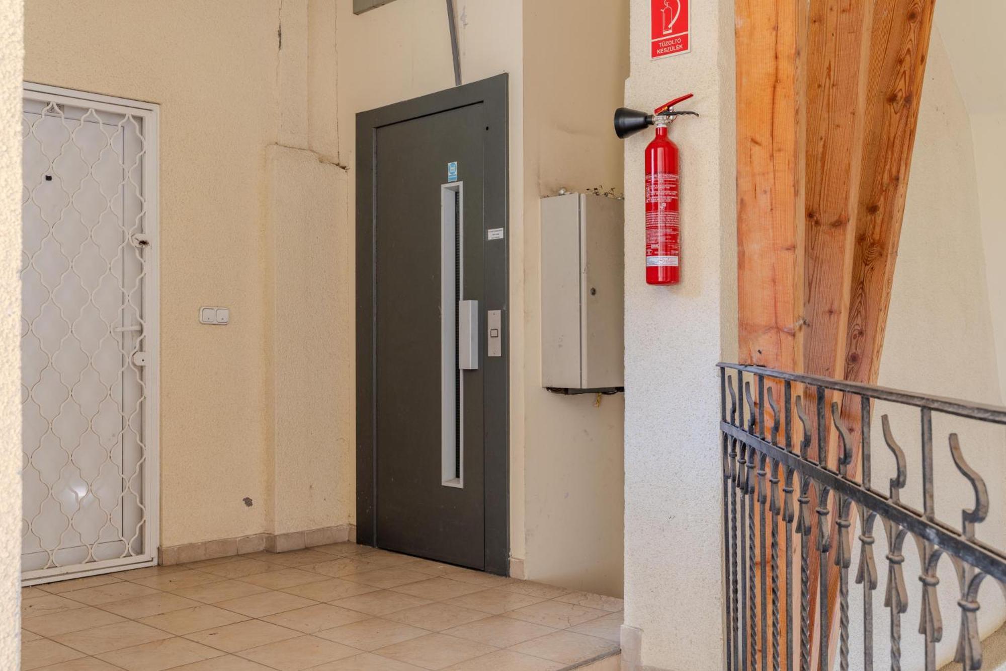 Cozy Flat In The Heart Of Buda Budapeste Exterior foto